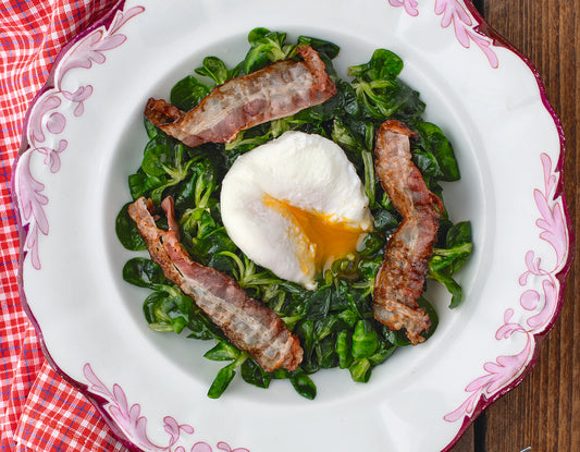 Nüsslersalat mit pochiertem Ei und Speck