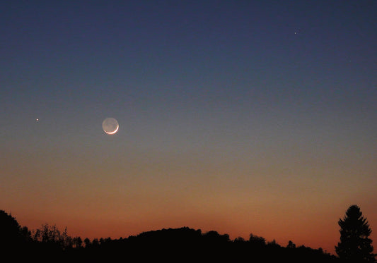 Merkur, Jupiter und Mond am Abendhimmel sichtbar